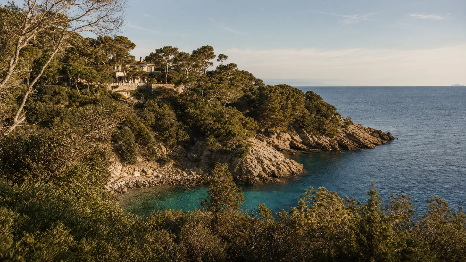 Villa tra i pini sopra una baia rocciosa